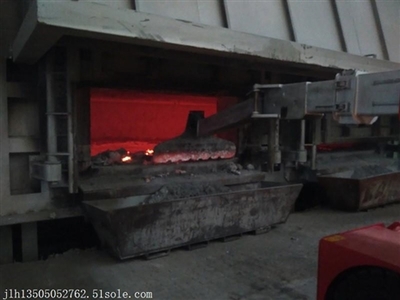 伸縮臂式扒渣機與扒渣車在熔鋁爐應用中的定制生產(chǎn)與招標要點